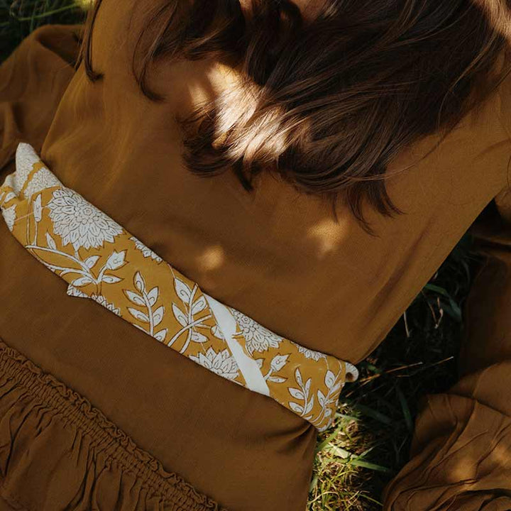 Bandana mit floralem Blockprint - 70 x 70 cm - mustard