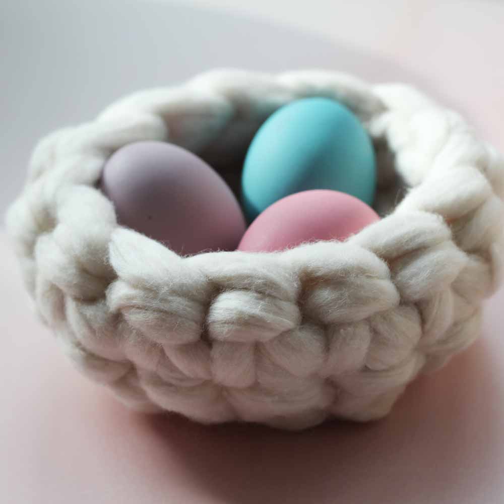 Flauschige Osternester mit Cotton Candy: Häkelanleitung für runde Körbchen