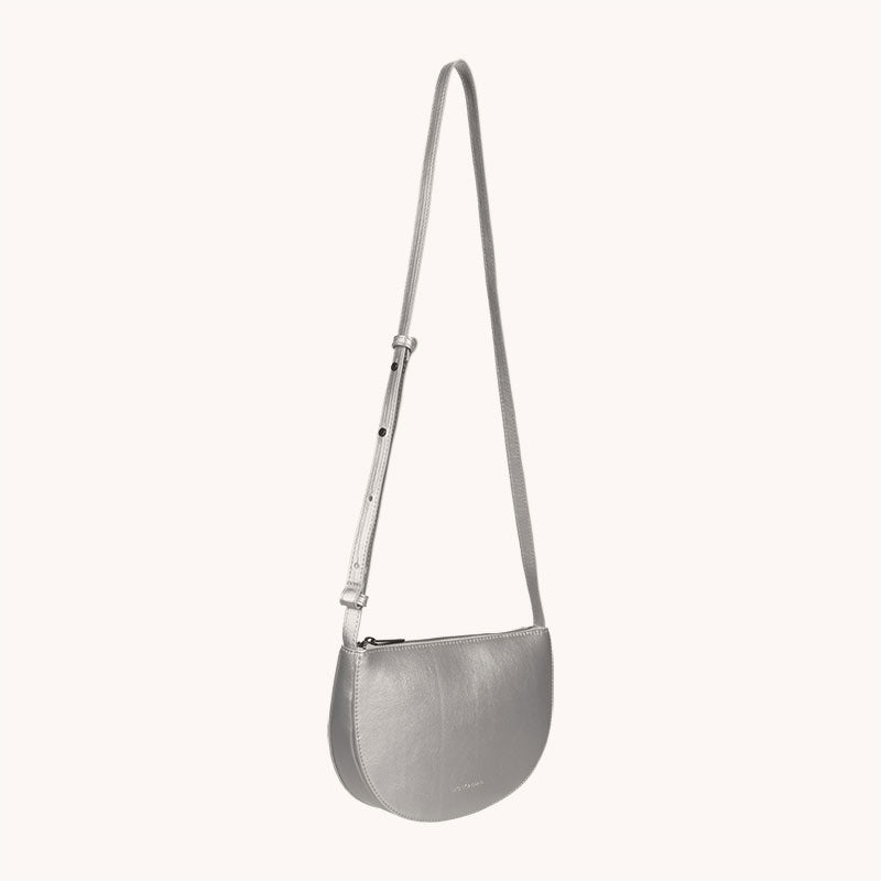 Farou Tasche von Monk & Anna in der Farbe Hematite / Silver - Seitenansicht mit verstellbarem Schultergurt