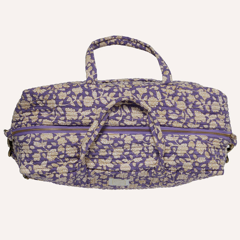 Weekender Bag mit Steppung und Blumenmuster im Design Jaya Violine - von oben, Breite und Zipper erkennbar