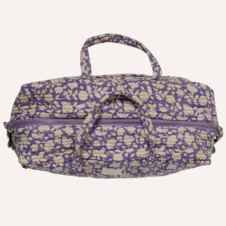 Weekender Bag mit Steppung und Blumenmuster im Design Jaya Violine - von oben, Breite und Zipper erkennbar