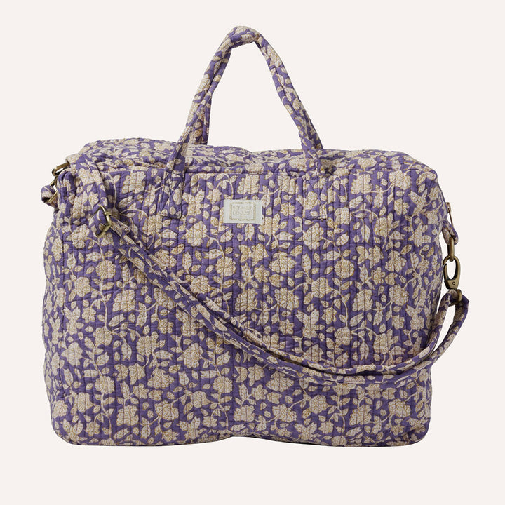 Weekender Bag mit Steppung und Blumenmuster im Design Jaya Violine - von vorne, Tragegriffe und abnehmbarer Schultergurt erkennbar