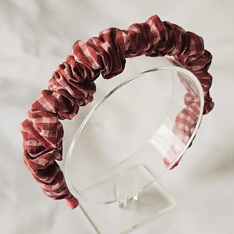 Schmaler Haarreif aus Baumwolle mit Scrunchie-Raffung und Vichykaro-Muster in rot und rosa