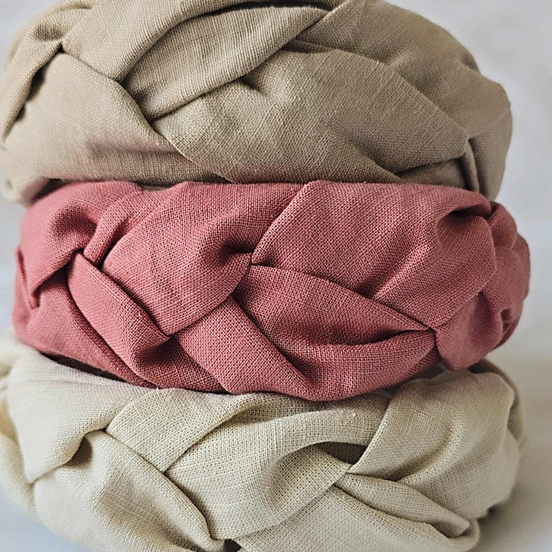 Stapel mit 3 Haarreifen aus Leinen, geflochten - Dark Beige, Clay Pink und Creme (von oben nach unten)