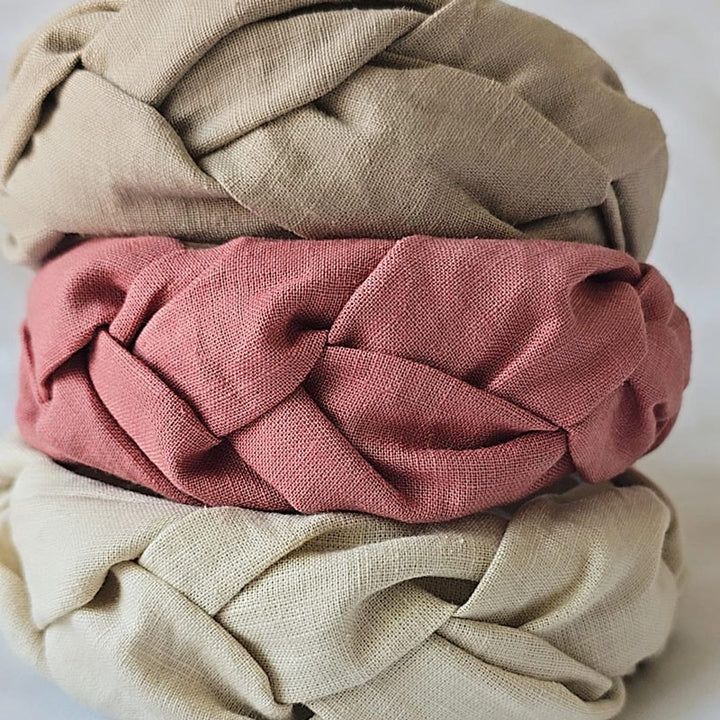 Stapel mit 3 Haarreifen aus Leinen, geflochten - Dark Beige, Clay Pink und Creme (von oben nach unten)