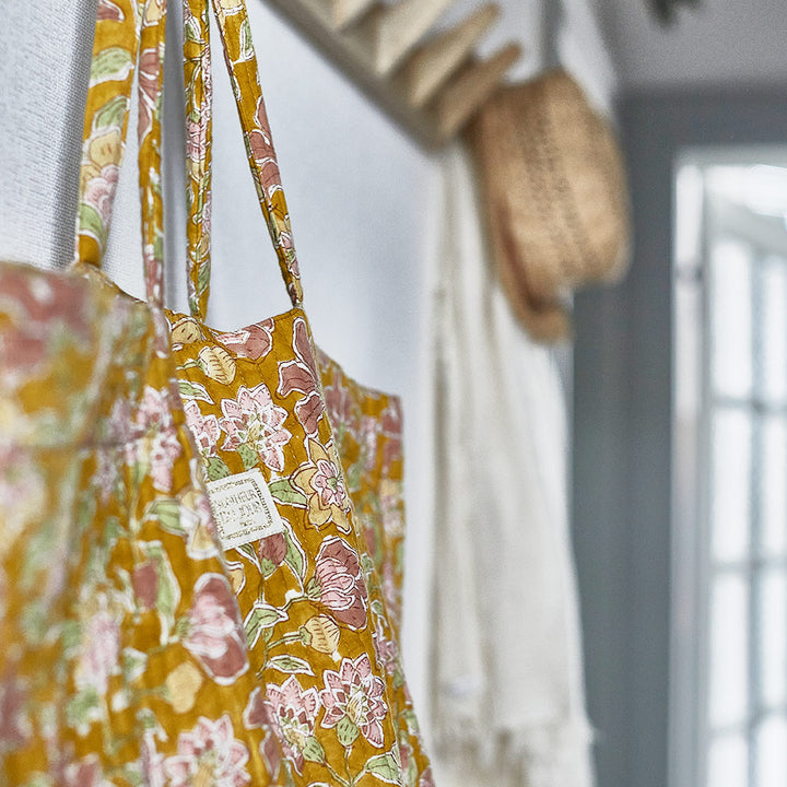 Große Tragetasche / Shopper mit Steppung und floralem Blockprint - 45 x 36 cm - Saffran