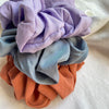 Turm aus XL-Scrunchies in den Farben Lilac, Indigo und Terra