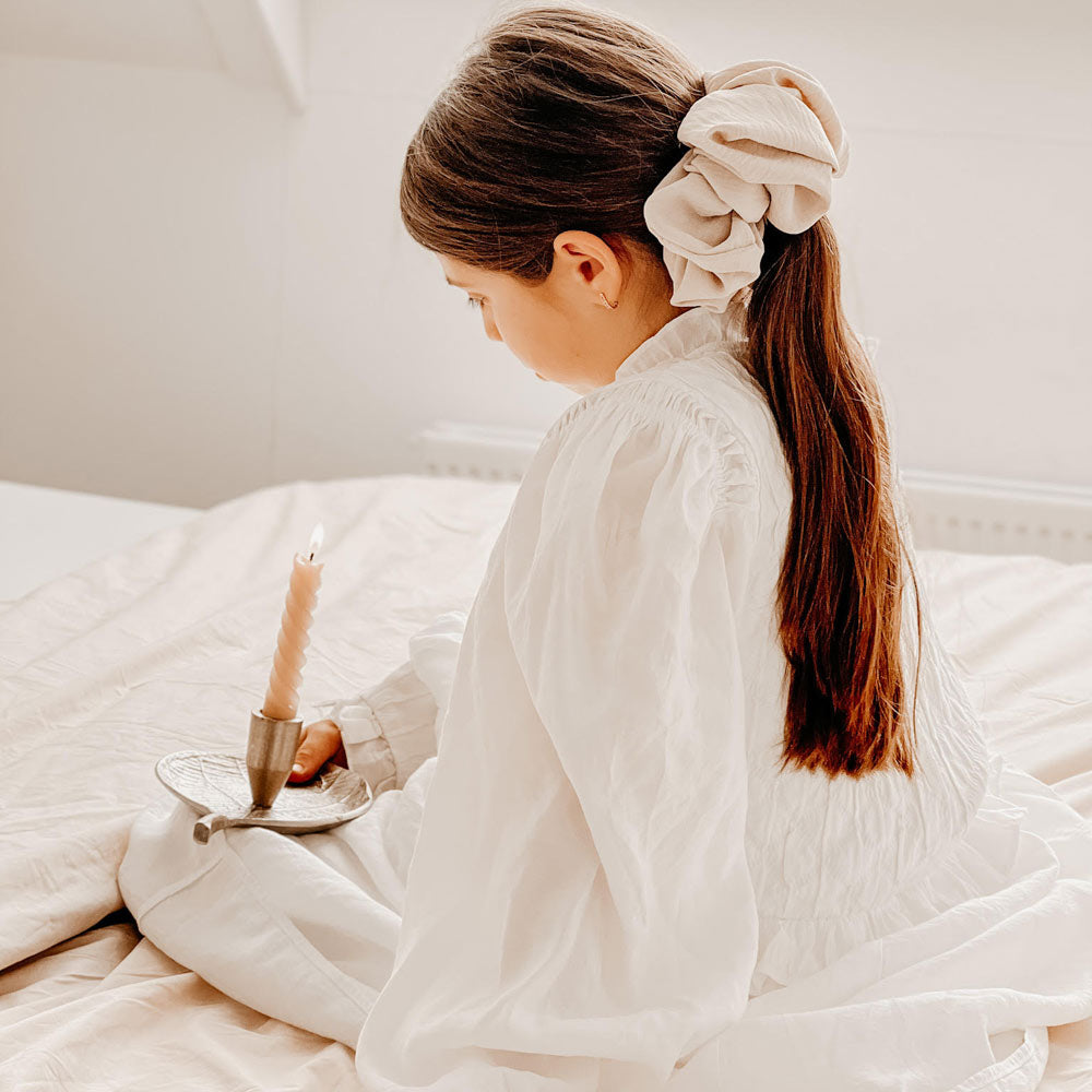 Mädchen mit langen Haaren trägt XL Scrunchy in Sand 