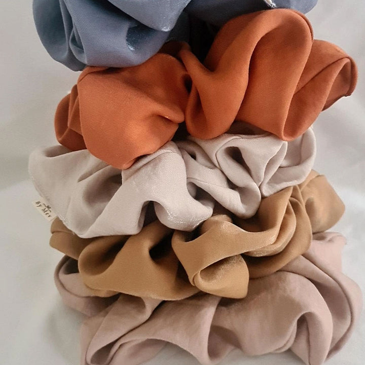 Turm aus XL Scrunchies in den Farben Indigo, Terra, Sand, Caramel und Dusty Pink