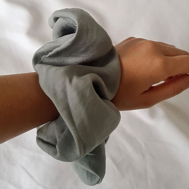 XL Scrunchie am Handgelenk getragen, Farbe Indigo