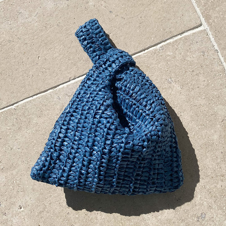 Kleine Knotentasche aus Raffia in blau