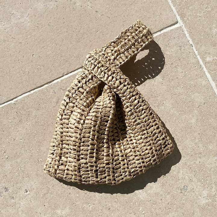 Kleine Knotentasche aus Raffia in beige