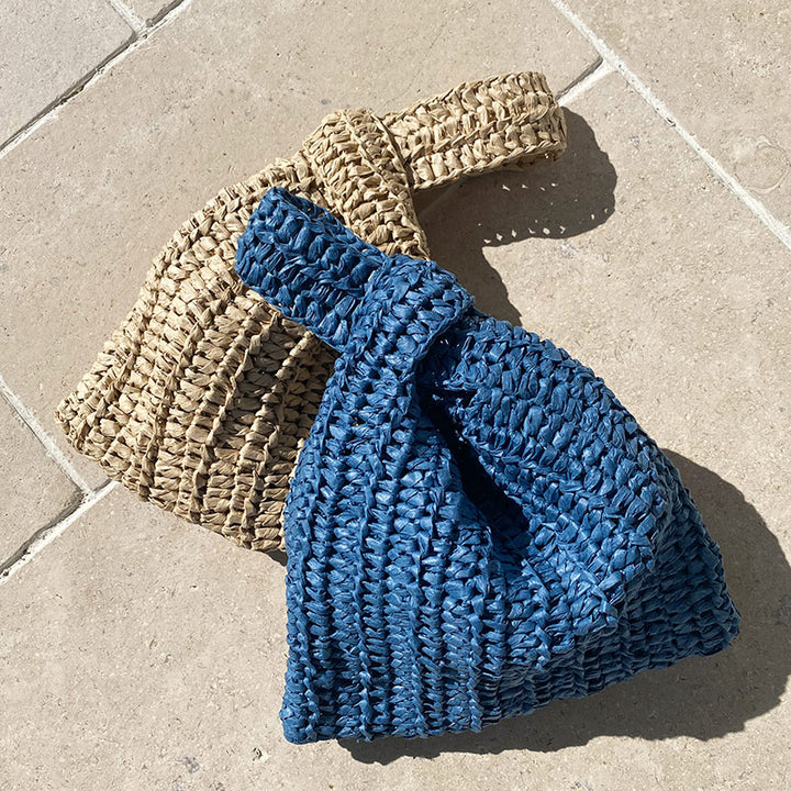 2 kleine Knotentaschen aus Raffia in den Farben beige und blau