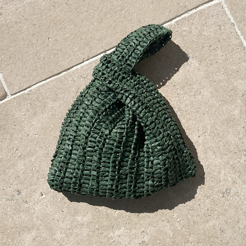 Kleine Knotentasche aus Raffia in olivgrün