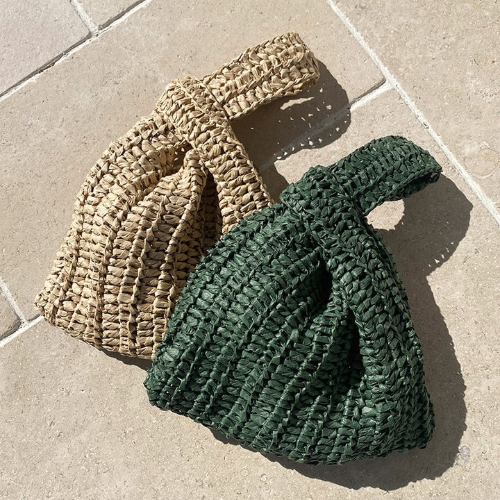 2 kleine Knotentaschen aus Raffia in den Farben beige und olivgrün
