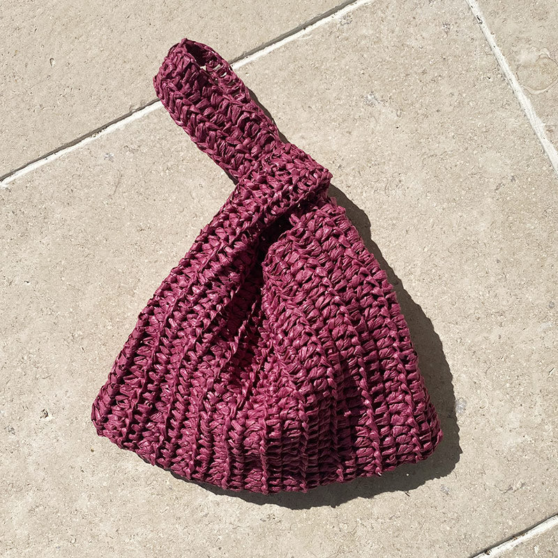 Kleine Knotentasche aus Raffia in weinrot