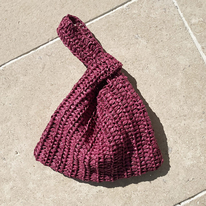 Kleine Knotentasche aus Raffia in weinrot
