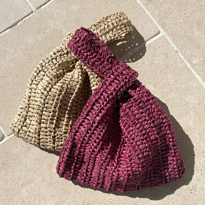 2 kleine Knotentaschen aus Raffia in den Farben beige und weinrot