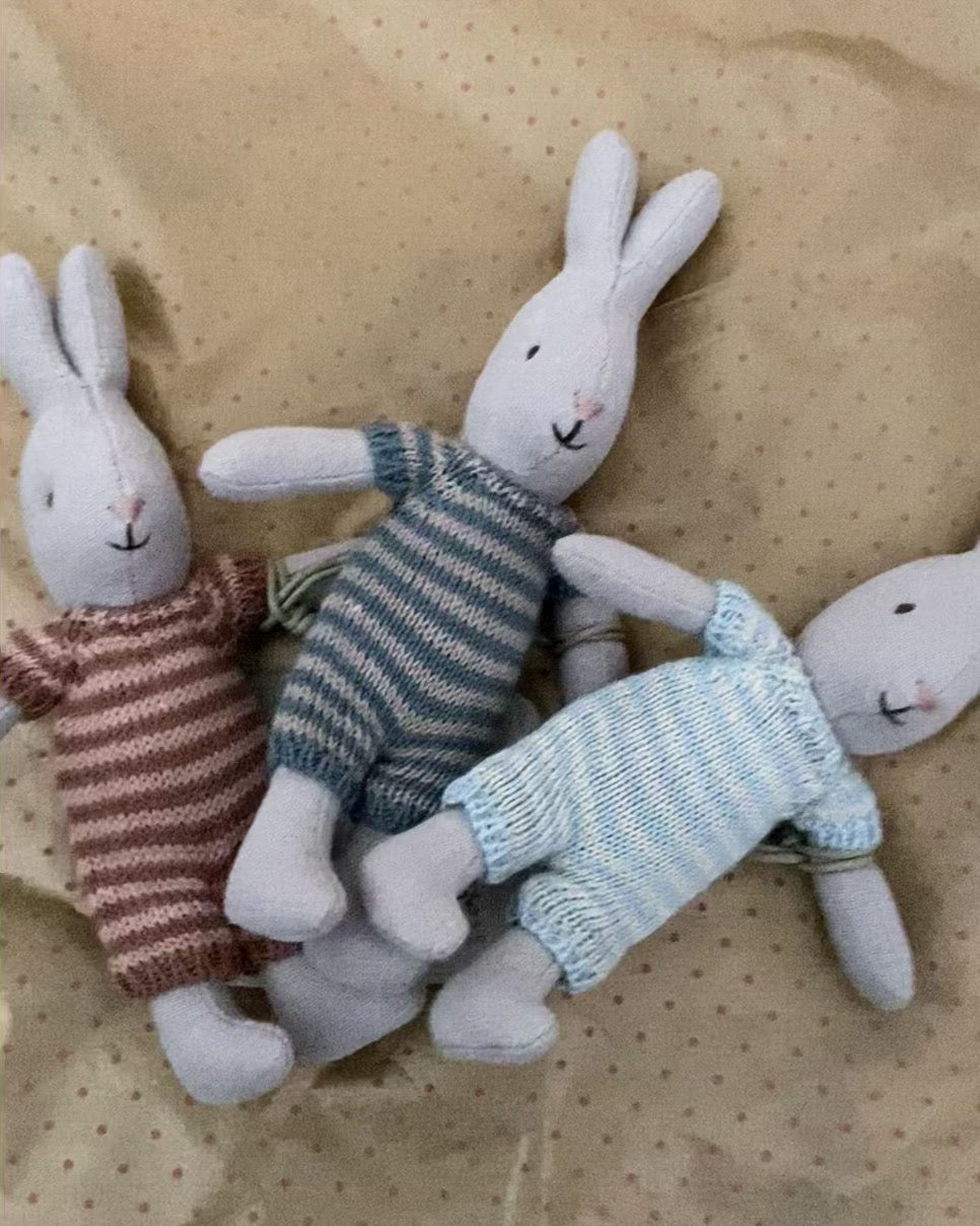 Kleiner Hase mit Strickanzug - Micro