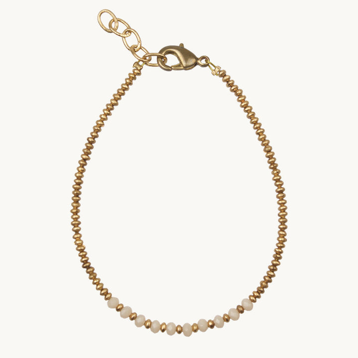 Vergoldetes Messingarmband mit Glasperlen