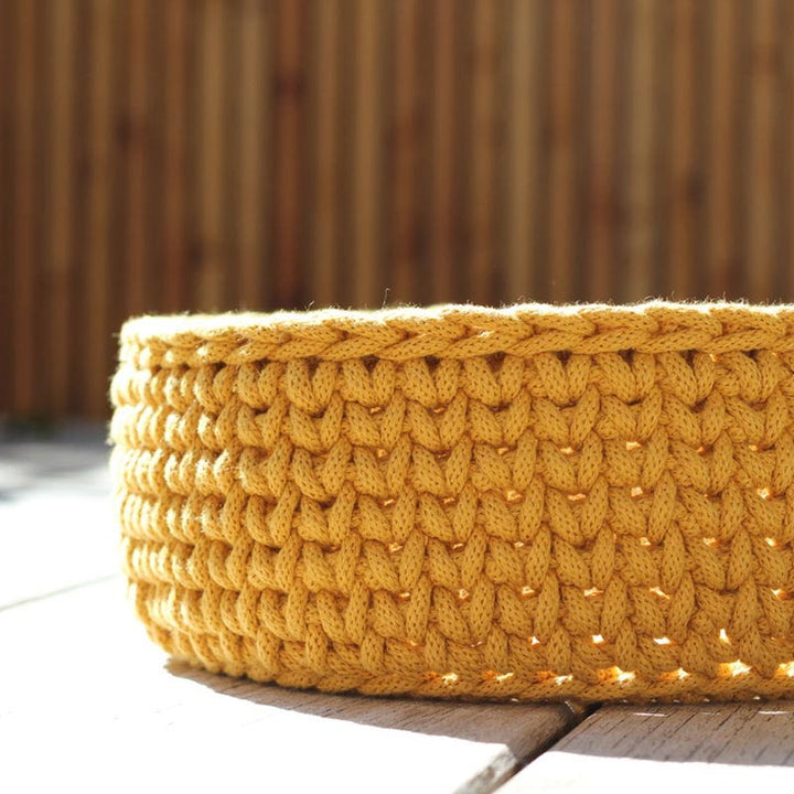 Gehäkelter Korb mit Holzboden